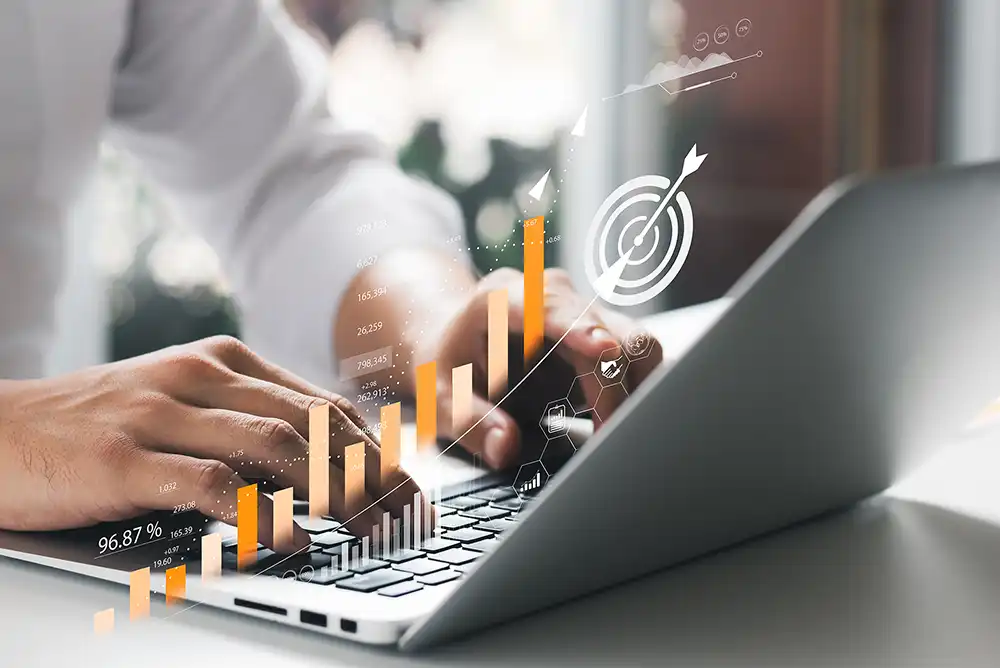 Geschäftsmann, der die Finanzbilanz eines Unternehmens mit Hilfe von digitalen Augmented-Reality-Grafiken analysiert.